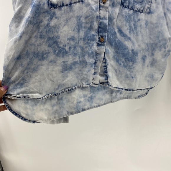 love Fire acid washed chambray hi Lo semi cropped dolman sleeve button down - Picture 5 of 9